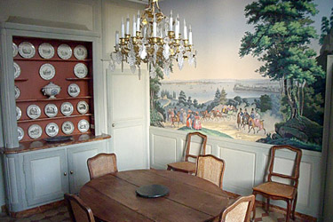 un salon avec un papier peint Zuber